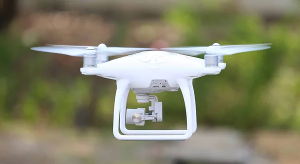 Drone volando en el aire en el parque —  Fotos de Stock