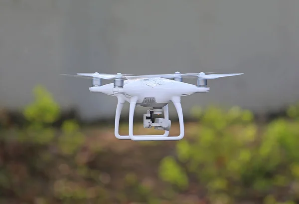 Drone voando no ar no parque — Fotografia de Stock