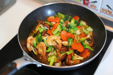Stir fry karides tavada sebze ile pişirme