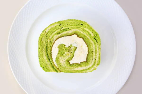 Pastel de rollos de ñame de té verde Matcha en plato blanco —  Fotos de Stock