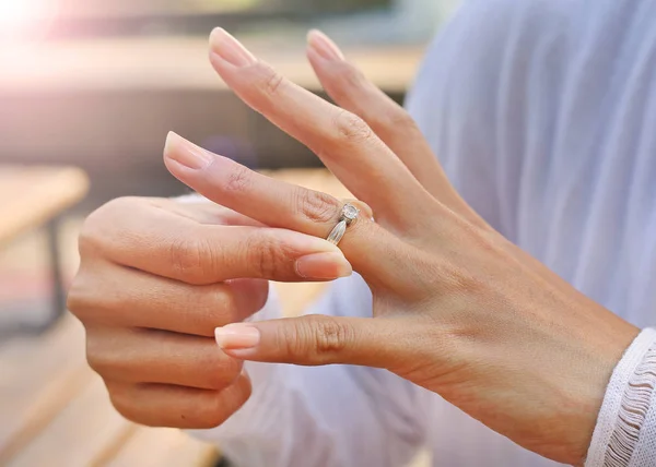 Woman is taking off the wedding ring — Stock Photo, Image