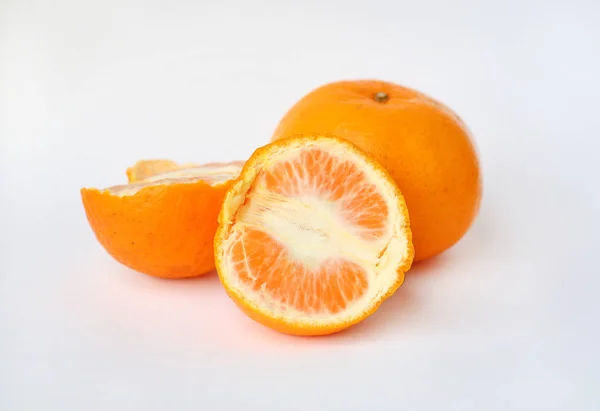 Orangene Früchte auf weißem Hintergrund — Stockfoto