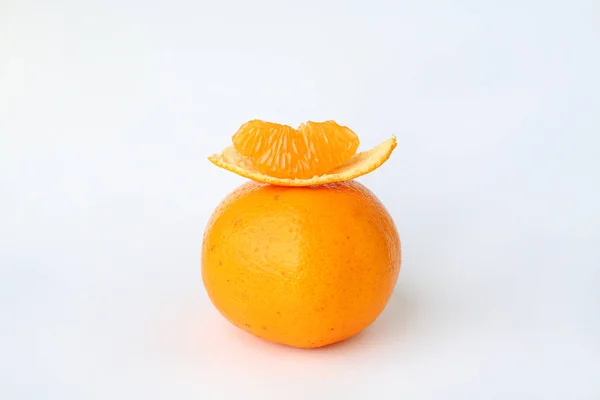 白い背景にオレンジの実 — ストック写真