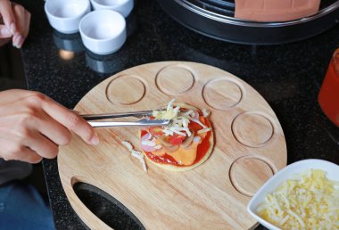 Ev yapımı pizza sürecinde