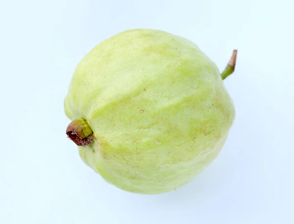 Färsk guava frukt på vit bakgrund. — Stockfoto