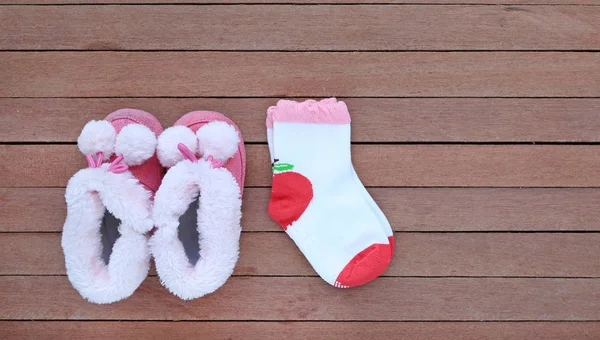 Niedliche Babyschuhe mit Socken auf weißem Hintergrund. Ansicht von oben — Stockfoto