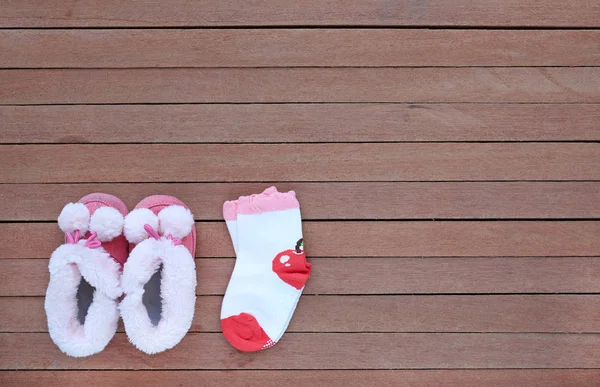 Sapatos de bebê bonito com meias no fundo branco . — Fotografia de Stock