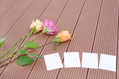 Gül çiçek ahşap ile boş notepaper.