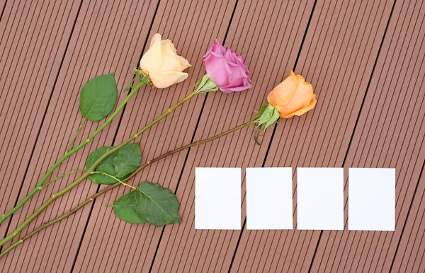 Caderno vazio com flor de rosa em madeira . — Fotografia de Stock