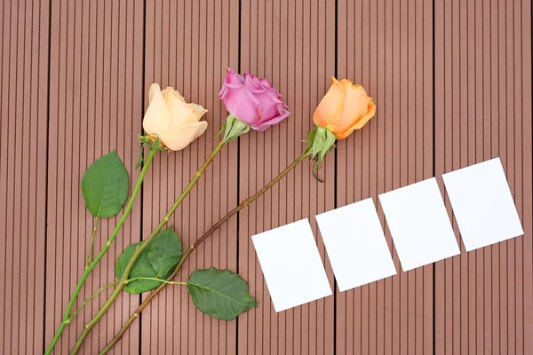 Carta da lettere vuota con fiore di rosa su legno . — Foto Stock