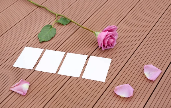 Cuaderno vacío con flor de rosa en madera . — Foto de Stock