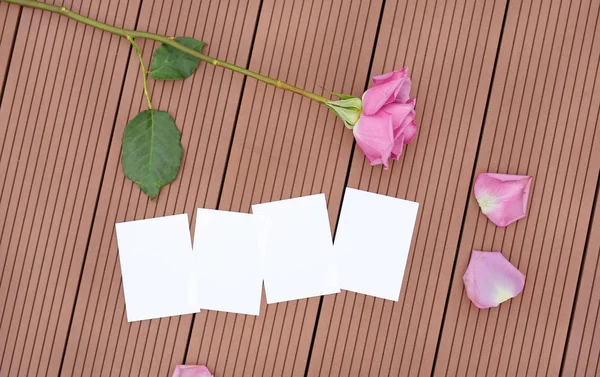 Lege postpapier met roze bloem op houten. — Stockfoto