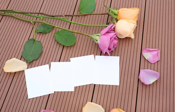 Üres levélpapíron Rózsa virág a fa. — Stock Fotó