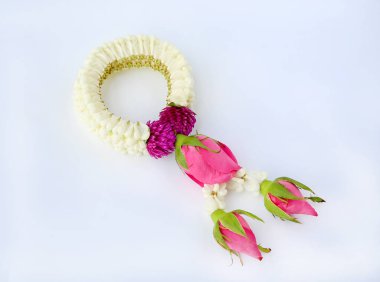 Tay garland saygı izole üzerinde beyaz arka plan.