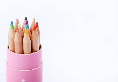 Beyaz arka plan üzerinde renkli kalemler kapatın