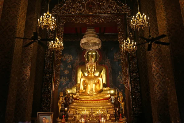 Hermosa estatua de Buda de oro y arquitectura de arte tailandesa en Wat Bovoranives . —  Fotos de Stock