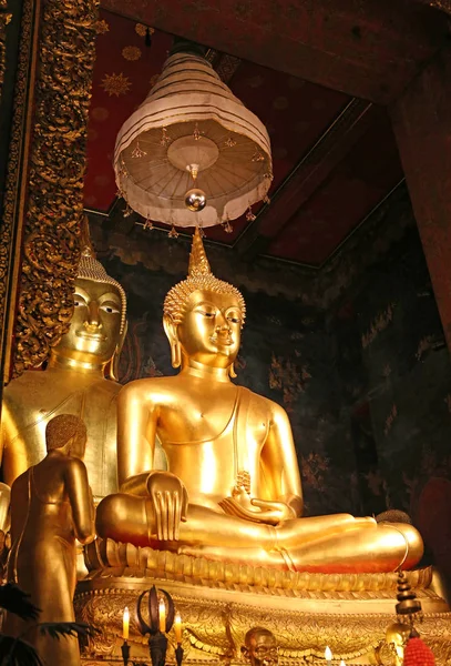 Vackra gyllene Buddha-statyn och thailändsk konst arkitektur i Wat Bovoranives. — Stockfoto