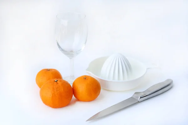 Оранжевый и стеклянный на белом фоне — стоковое фото