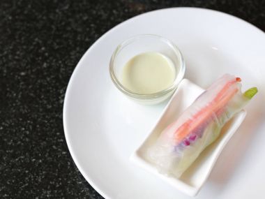 Taze sebze salatası rulo şehriye tüpte çanak üzerinde