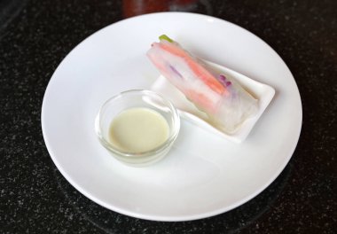 Taze sebze salatası rulo şehriye tüpte çanak üzerinde