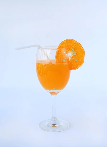 Suco de laranja e fatias no fundo branco — Fotografia de Stock
