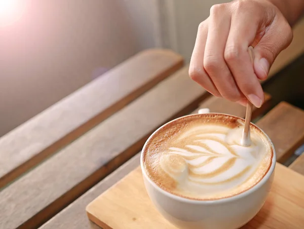 Café con leche caliente sobre mesa de madera . — Foto de Stock