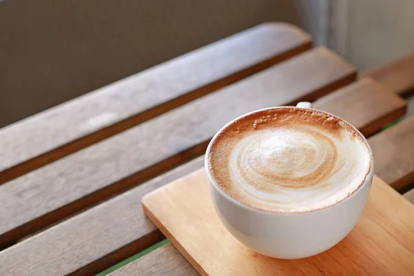 Heißer Latte-Kaffee auf Holztisch. — Stockfoto