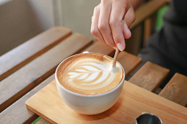Sıcak latte üzerinde ahşap masa kahve. — Stok fotoğraf