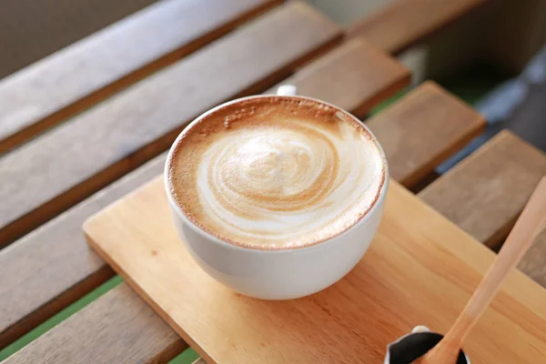 Café con leche caliente sobre mesa de madera . — Foto de Stock