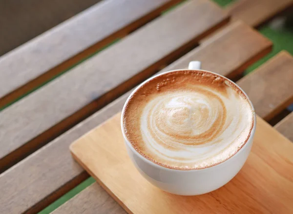 Heißer Latte-Kaffee auf Holztisch. — Stockfoto