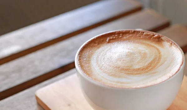 Café con leche caliente sobre mesa de madera . — Foto de Stock