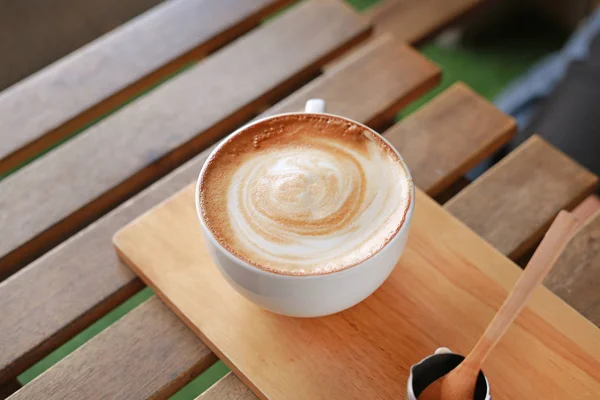Café latte chaud sur table en bois . — Photo
