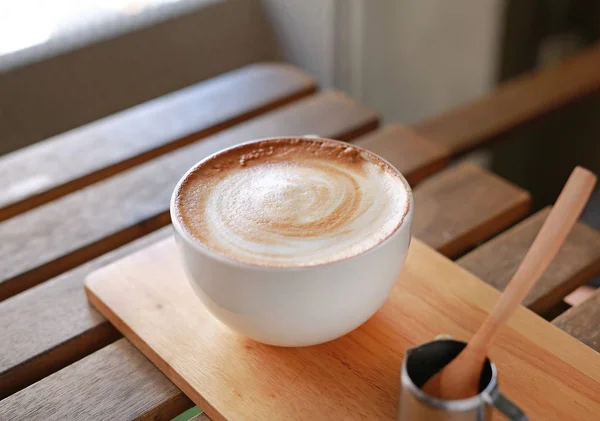 Café con leche caliente sobre mesa de madera . — Foto de Stock