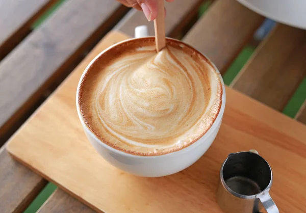 Café con leche caliente sobre mesa de madera . —  Fotos de Stock