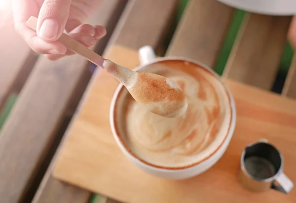 Café con leche caliente sobre mesa de madera . — Foto de Stock