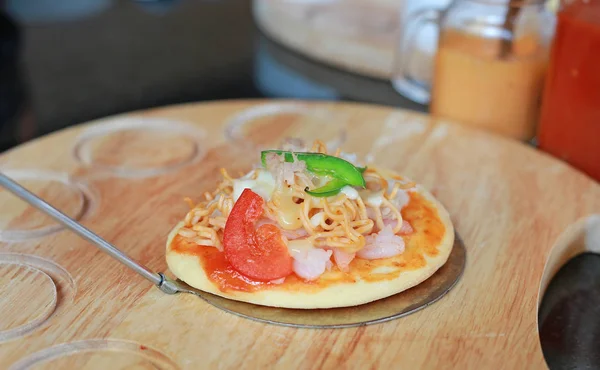 Domácí pizza v procesu — Stock fotografie