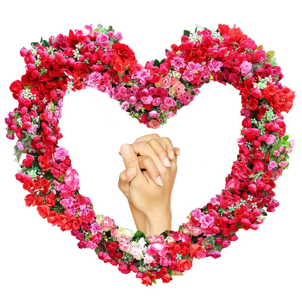 Αγαπώντας τα χέρια ενωμένα άνδρα και γυναίκας στην καρδιά της τριαντάφυλλα λουλουδιών που απομονώνονται σε λευκό φόντο. — Φωτογραφία Αρχείου