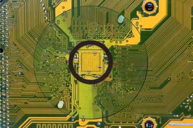 Disk Dvd ya da Cd ile elektronik devre arka plan.