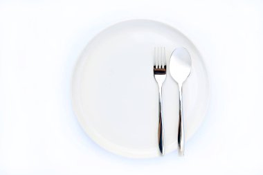 En iyi görünümü boş tabak kaşık ve çatal beyaz arka plan üzerinde