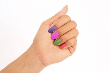 Beyaz arka plan üzerinde çok renkli tırnak cilası.