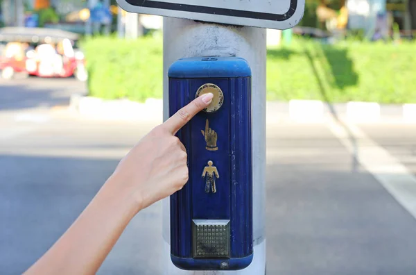 Botão de mão feminina para semáforo — Fotografia de Stock