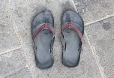 Deri sandalet beton zemin üzerine