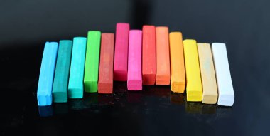 Ahşap tahta üzerinde renkli tebeşir ile boş siyah yazı tahtası.