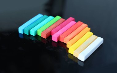 Ahşap tahta üzerinde renkli tebeşir ile boş siyah yazı tahtası.