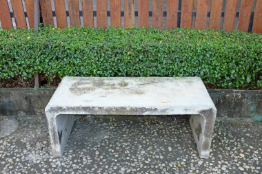 Çimento sandalye bir bahçe