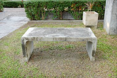 Çimento sandalye bir bahçe