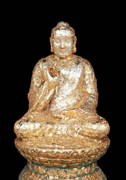 Arany buddha szobor ülő elszigetelt fekete háttér. — Stock Fotó