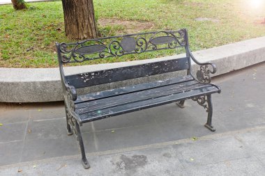 Parktaki eski antika sandalyeler.