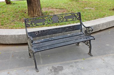 Parktaki eski antika sandalyeler.