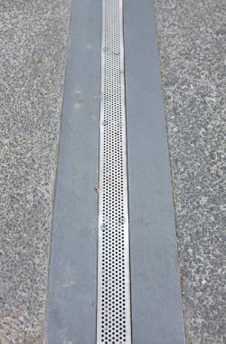 Demir ızgara su drenaj üstten görünüm Caddesi üzerinde.